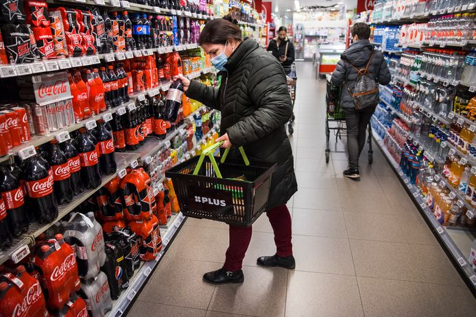 Net als bij AH ging ook bij Plus in Halsteren de prijs van Coca-Cola omlaag in vergelijking met een maand geleden.