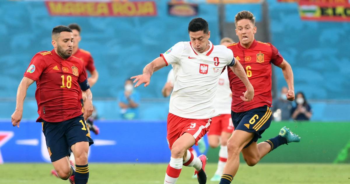 LIVE | Lewandowski zet Polen vlak na rust weer naast ...