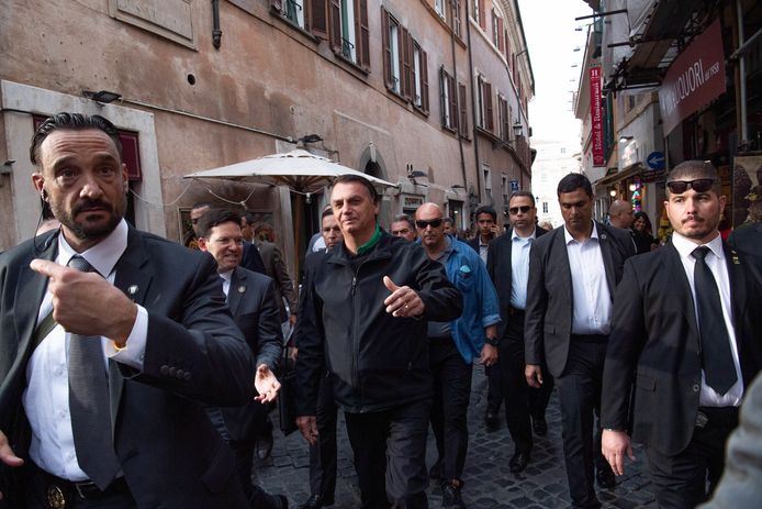 De Braziliaanse president Jair Bolsonaro omringd door bodyguards in Rome.