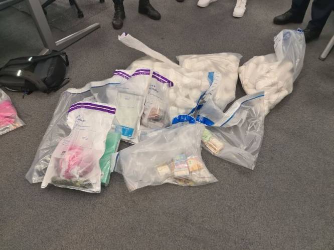 Politie vindt drugs en veel contant geld bij inval in woning Amersfoort, drie mensen aangehouden