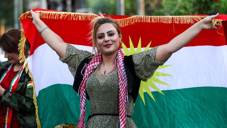Een vrouw demonstreert voor een onafhankelijk Koerdistan bij het VN-gebouw in Erbil. Beeld afp