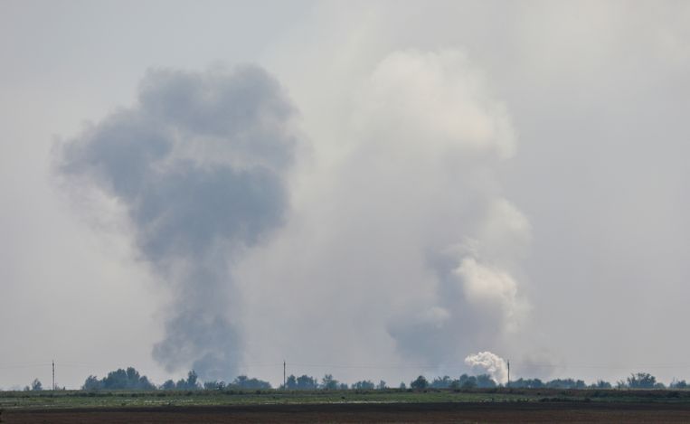 Rookpluimen boven Dzjankoj, in het noorden van de Krim, waar dinsdagochtend een munitiedepot tot ontploffing kwam. Beeld REUTERS