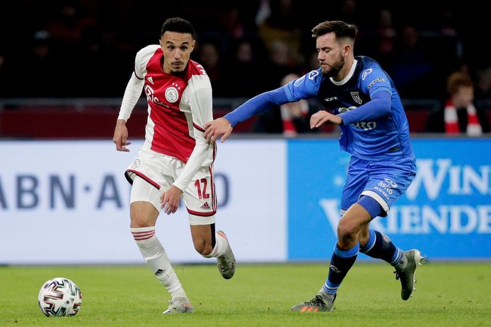 Noussair Mazraoui (links) viel tegen Heracles na 67 minuten uit.