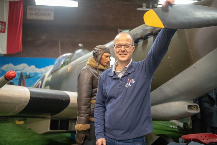 Jan Springintveld vertelt tijdens de Spitfiredag het verhaal over de Australische piloot John Carmichael, die in de oorlog ondergedoken zat in Leimuiden, nadat diens Spitfire was neergestort: ,,Je kon in die tijd niemand vertrouwen.’’