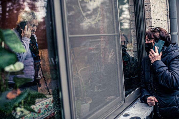 Sonia Vanbroekhoven belt met haar moeder in het wzc. Zij heeft klachten: 'Het personeel waar ik mee te maken krijg, gedraagt zich correct. Ik kan echt niet anders zeggen.' Beeld Bas Bogaerts
