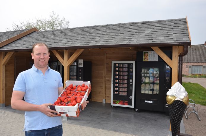 Bert Vervaet bij het vernieuwde automatenhuisje waar je elke dag verse aardbeien kan kopen.