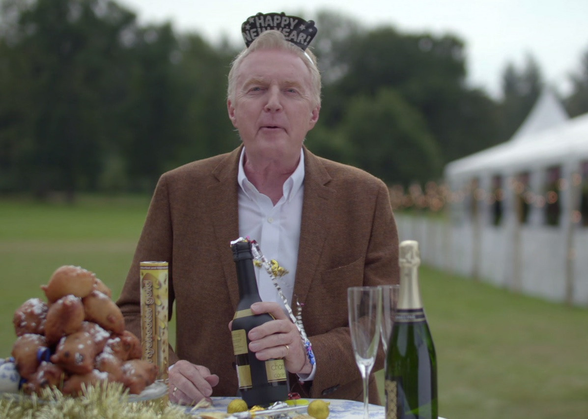 Heel Holland Bakt Nina bakt taart waar je grote borsten van krijgt, maar moet wel weg Foto