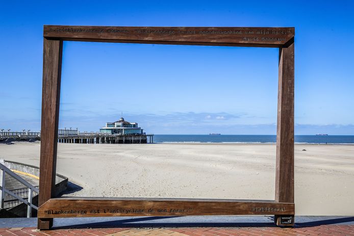 Een plaatje van Blankenberge en de wereldberoemde pier: eenzaam, naast een verlaten strand.