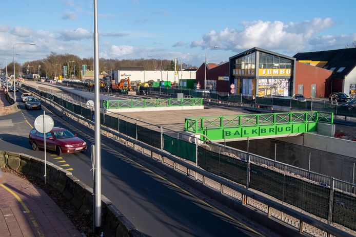 Het Close-upbeeld, De Achter Slanke Vrouwelijke Benen Van Meningsfo Beklimt Treden Met Een Stadsfiets 114503536