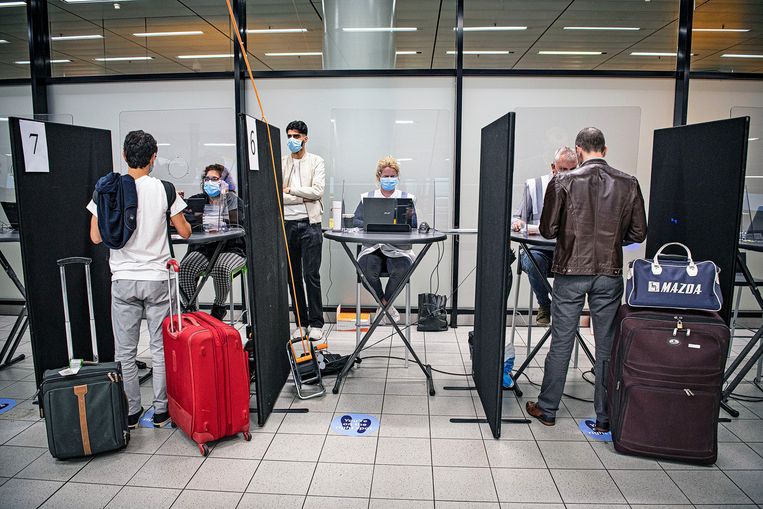 De GGD op Schiphol controleert reizigers uit Zuid-Europa op vrijwillige basis op het covid-19-virus. Beeld Guus Dubbelman / de Volkskrant