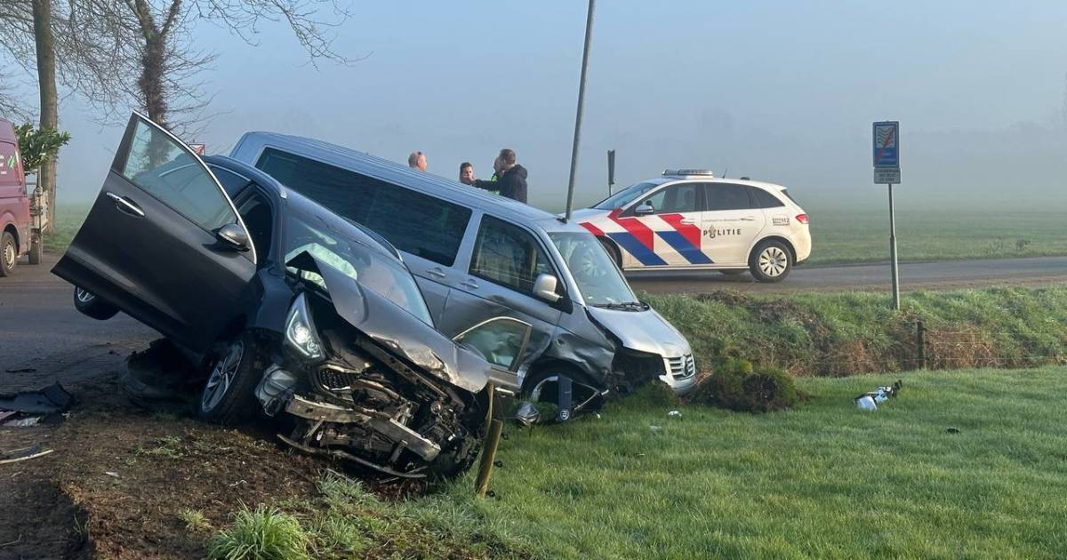 Twee autos belanden in de sloot na botsing, één bestuurder naar het ziekenhuis.
