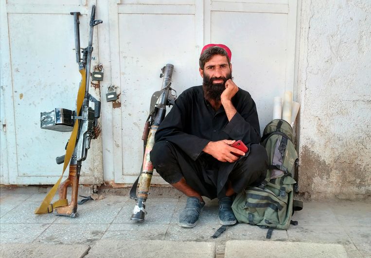 Een Talibanstrijder in de stad Farah, 11 augustus 2021.  Beeld AP
