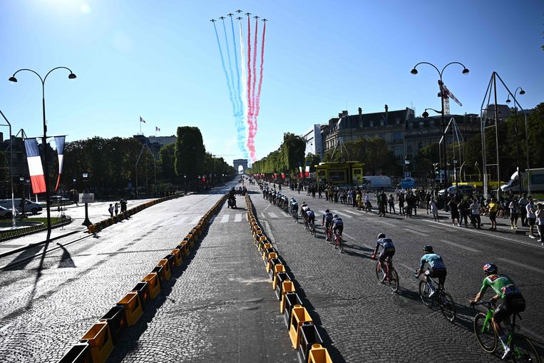 Het peloton vlamt over de Champs-Elysées in Parijs. Na drie weken Tour bedraagt het algemeen gemiddelde 42,5 kilometer per uur, een record. Beeld AFP
