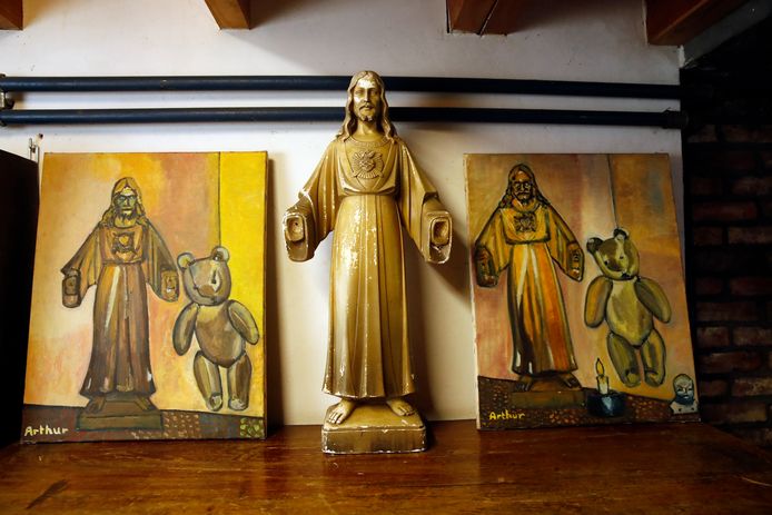 Van het Christusbeeld dat in zijn ouderlijke huis stond, maakte Arthur deze schilderijtjes. Een andere passie van hem.