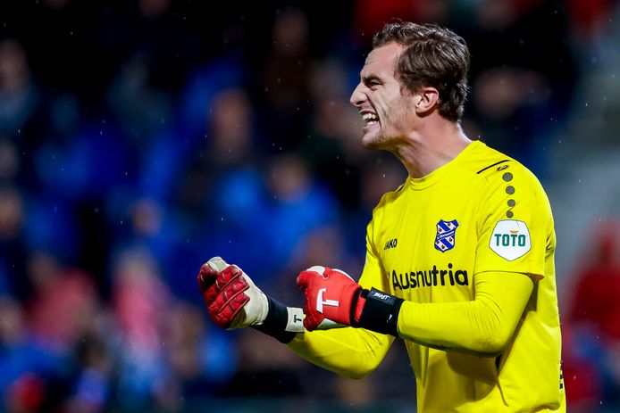 SC Heerenveen-doelman Xavier Mous toont zijn emotie, nadat hij eerder dit seizoen met 1-0 won van PEC Zwolle.