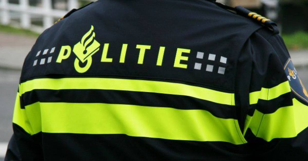 Inzittenden spoorloos na botsing tegen boom in Alphen, agenten vinden drugs in auto.