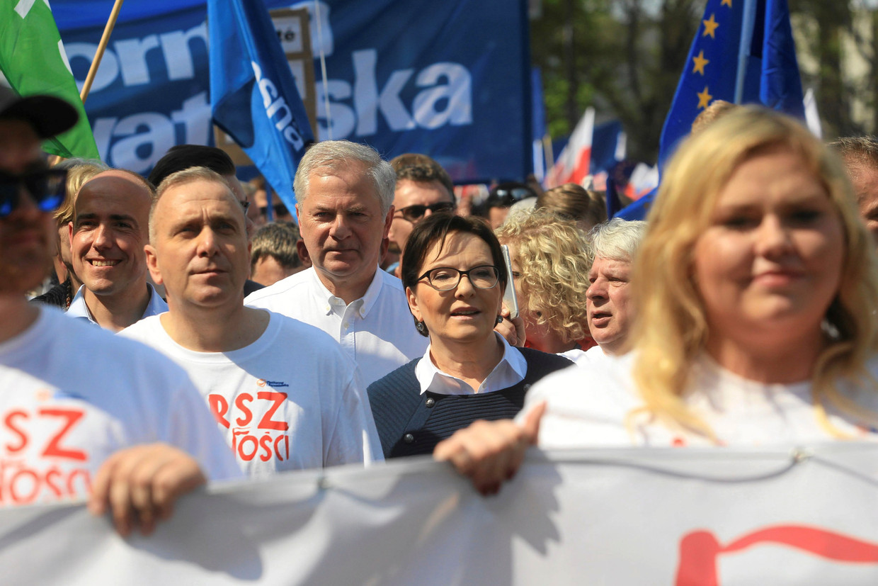 De voormalige minister-president van Polen, Ewa Kopacz, loopt ook mee in de demonstratie.  Beeld REUTERS