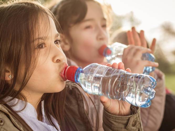 School in Nederland verplicht kinderen water te drinken, ouders boos: "Water is voor honden"