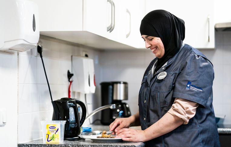 Zoulikha Zerouali aan het werk bij Stichting Eykenburg in Den Haag. Zerouali werkt daar als huiskamerbegeleider via STiP, een initiatief dat basisbanen faciliteert voor mensen die al geruime tijd een uitkering krijgen. Beeld Freek van den Bergh / de Volkskrant