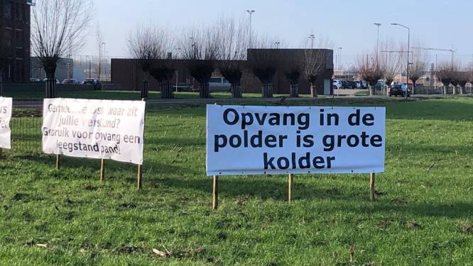 Protestborden tegen noodopvang in polder langs Macharenseweg Oss