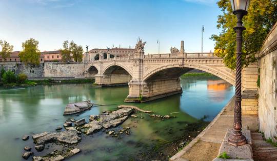 Waterpeil Tiber zakt tot helft van normale niveau en legt ‘brug van Nero’ bloot