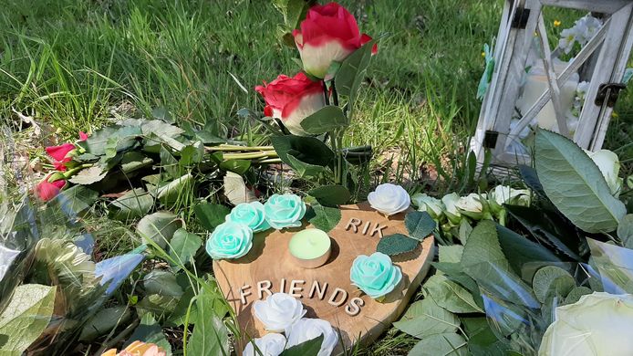 Bloemen voor Rik van de Rakt, in het gras naast de Julianasingel in Oss.