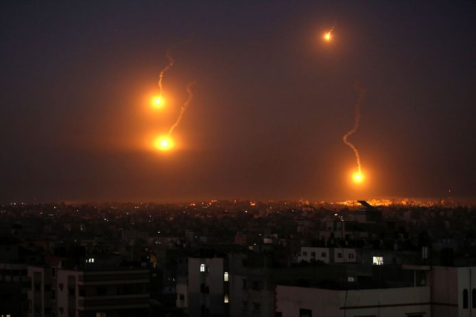 Een beeld van raketten die vanuit de Gazastrook op weg zijn naar Israël.