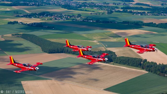 Beeld ter illustratie: Donderdag 31 december vliegen vijf SF260 Marchetti's van het Red Devils Team van de Luchtcomponent over België.
