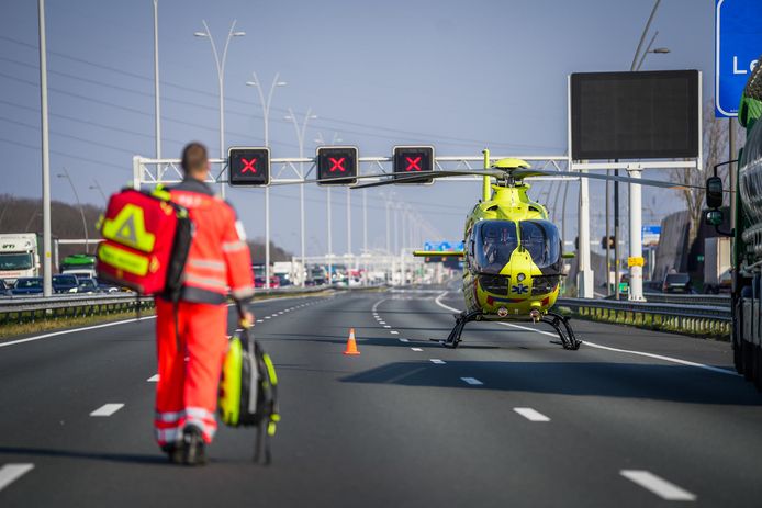 Een traumahelikopter werd opgeroepen en landde op de snelweg.