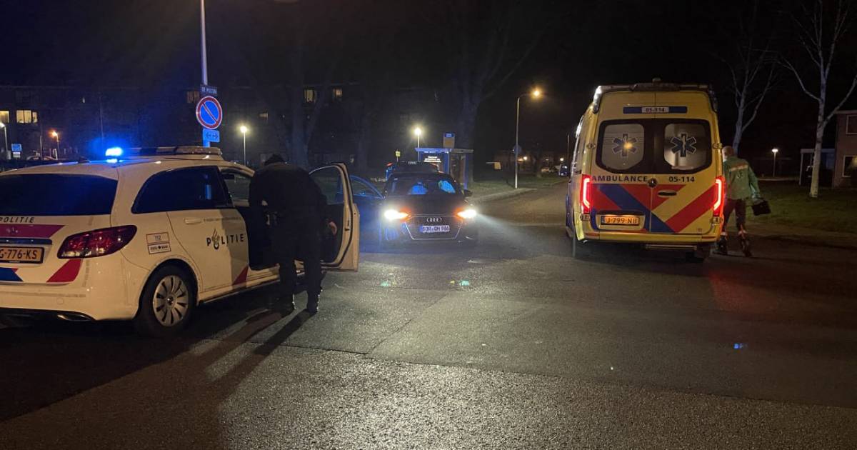 Man rijdt met zwaar beschadigde auto door na ongeval in Enschede, politie neemt hem mee naar bureau.