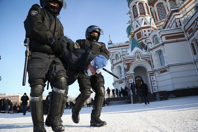 De politie pakt een man op in de Siberische stad Omsk.
