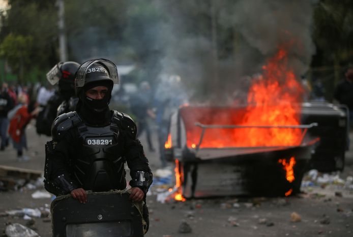 Oproeragenten in Bogota, de hoofdstad van Colombia, bij protesten tegen politiegeweld naar aanleiding van de dood van advocaat Javier Ordonez tijdens een politiecontrole eerder deze week.