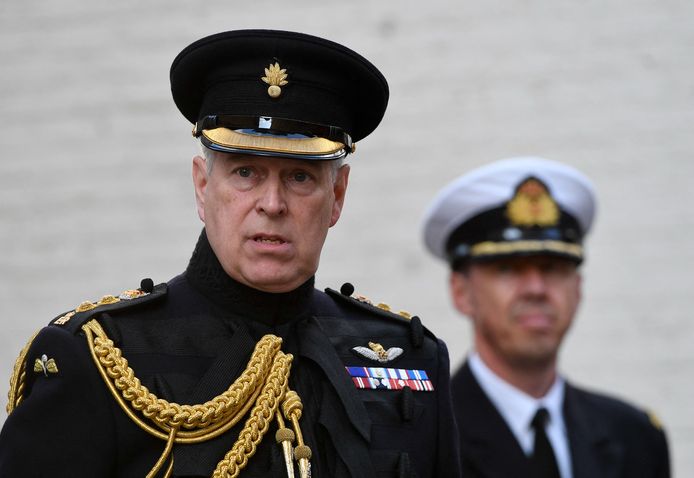 Le deuxième fils de la reine Elizabeth II, le prince Andrew, qui fait l'objet d'une procédure civile américaine pour agression sexuelle, a renoncé à ses rôles militaires et caritatifs honorifiques, a annoncé Buckingham Palace jeudi 13 janvier 2022.