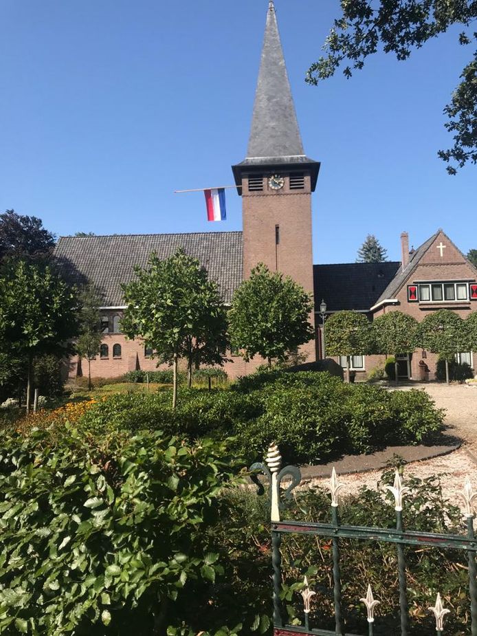 Het dorp komt in verzet: in de toren hangt de vlag halfstok.