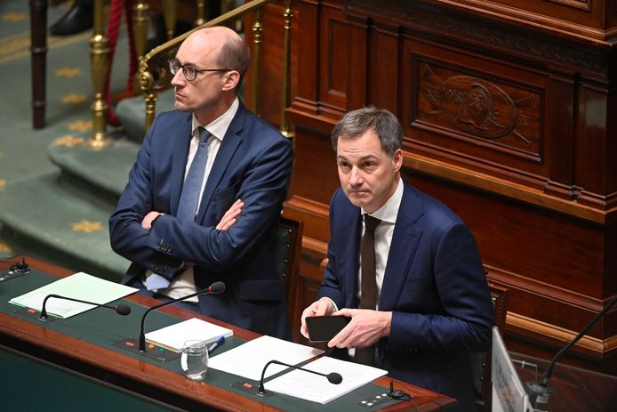 Minister van Financiën Vincent Van Peteghem (CD&V) en premier Alexander De Croo (Open Vld) vandaag in de Kamer.