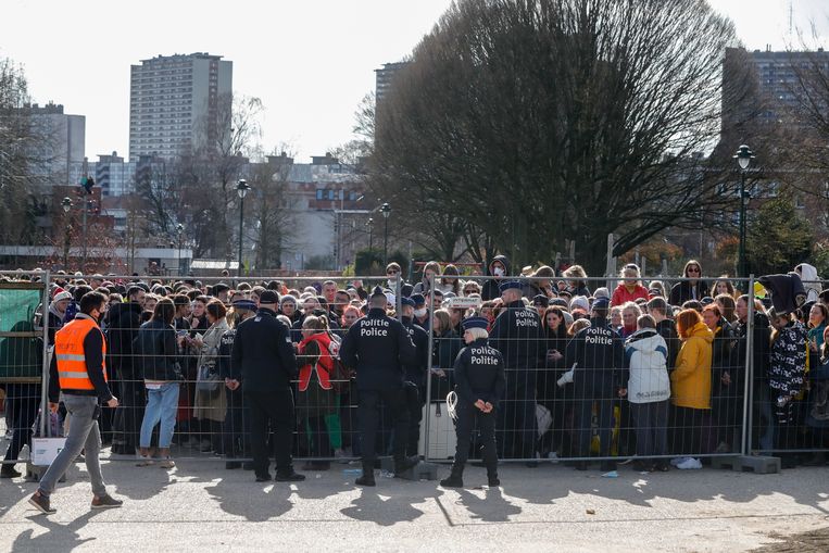 Oekraïense vluchtelingen in Brussel proberen zich te registreren. Beeld ANP / EPA