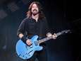 Geniaal: zo reageert Dave Grohl van de Foo Fighters wanneer een fan het podium opstormt 
