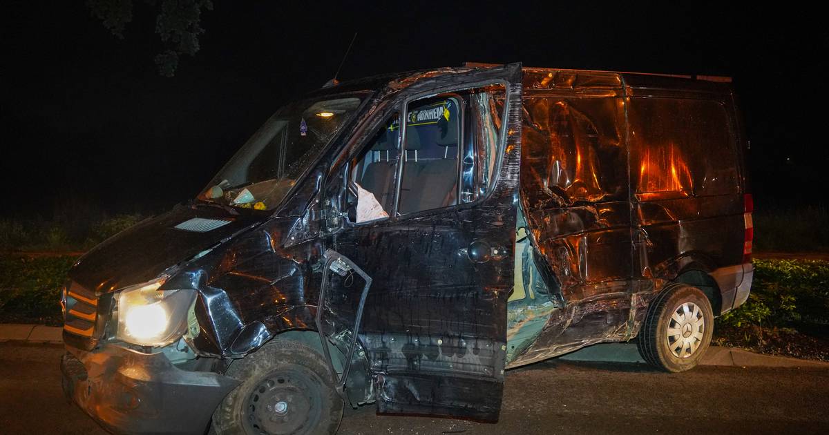 Fors ongeluk in Babberich: bestuurder onder invloed rijdt met hoge snelheid zijn bus total loss - De