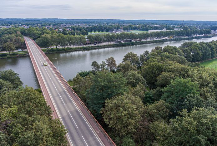 De 'Hoge Brug' over het Maas-Waalkanaal. Volgens onderzoek van omwonenden is de brug veilig genoeg te maken voor (fiets)verkeer van en naar een nieuw sportpark.