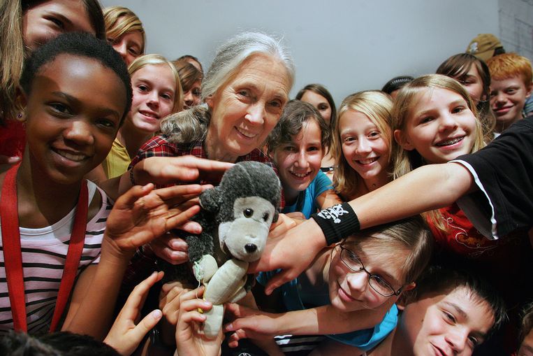 Jane Goodall met leden van haar jongerenorganisatie Roots & Shoots. ‘Ik put hoop uit het enthousiasme van jongeren om iets te ondernemen.’ Beeld Robert Ratzer
