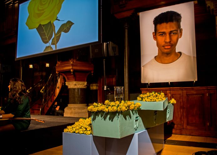 De gele roos als het symbool voor de overleden Orlando Boldewijn