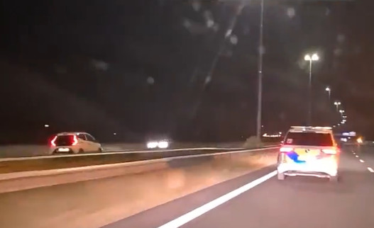 De politie volgt met meerdere wagens de spookrijder op de andere weghelft.