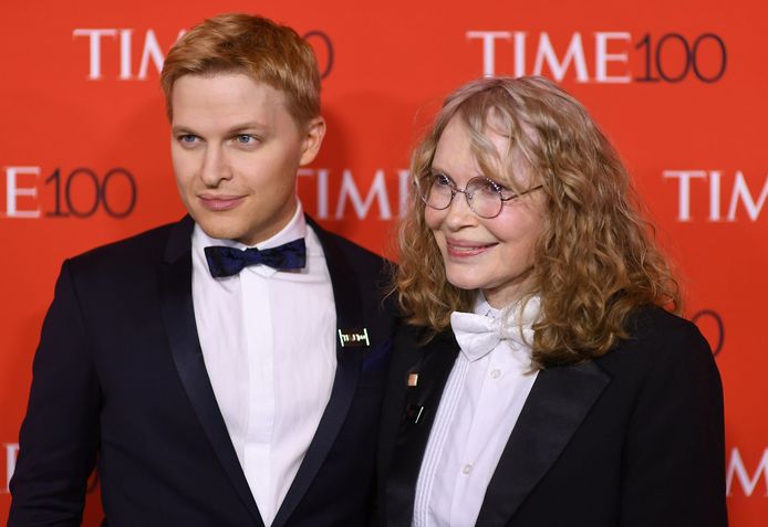 Ronan Farrow met zijn moeder Mia Farrow op het Time 100 Gala in New York.