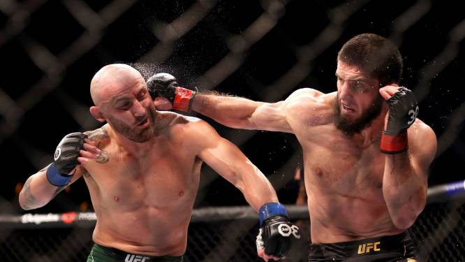 Islam Makhachev behoudt UFC-titel na slopend gevecht: ‘Mensen zullen me beste vechter te wereld noemen’