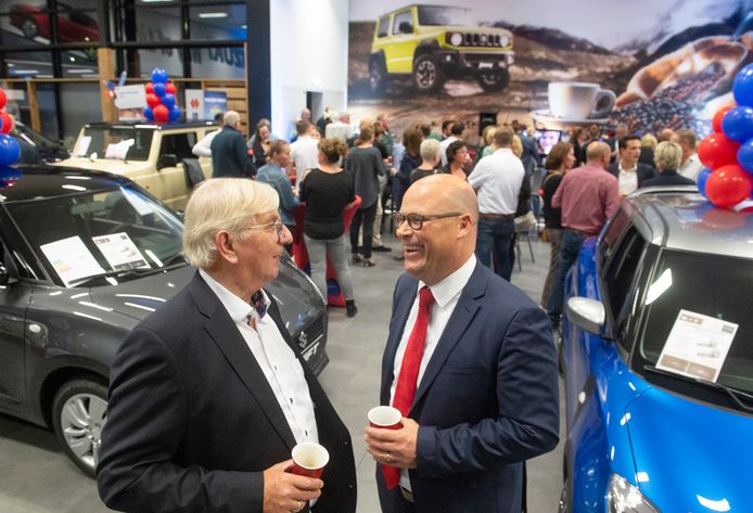 John Boekelder (links) in gesprek met Bas Huiskens, die in 2019 het autobedrijf van Boekelder overnam.