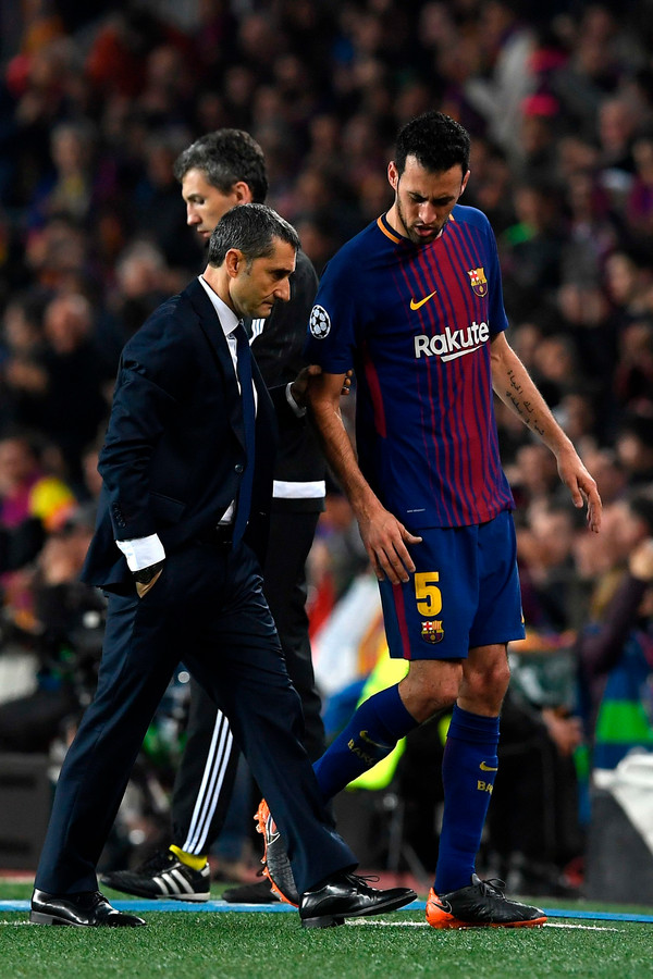 Sergio Busquets vertelt zijn coach Ernesto Valverde over zijn klachten na zijn wissel.