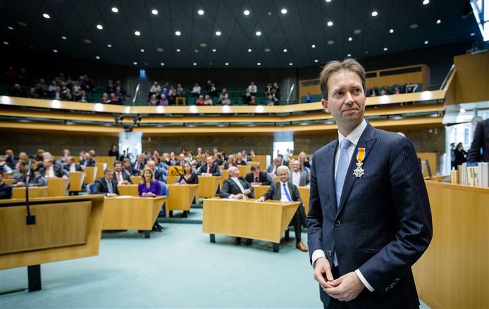 Archieffoto. CDA-kamerlid Eddy van Hijum krijgt bij zijn afscheid een koninklijke onderscheiding, tijdens het vragenuur in de Tweede Kamer.
