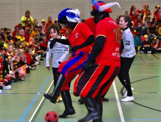 IN BEELD. Oostrozebeekse school wint ‘Duivelse’ match tegen Zwarte Pieten