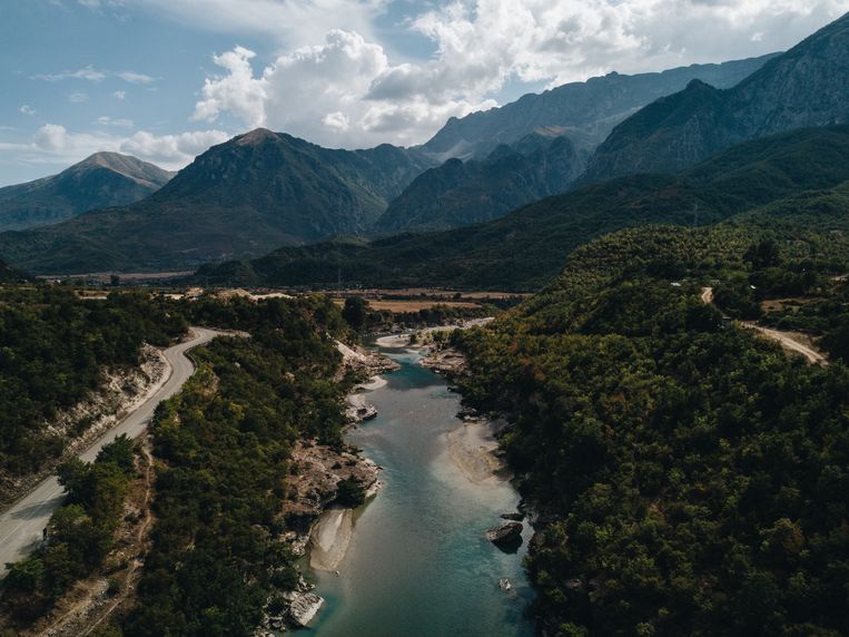 De  Vjosa in Zuid-Albanië. De rivier is 270 kilometer lang en kan geheel vrij stromen.  Beeld Ilir Tsouko