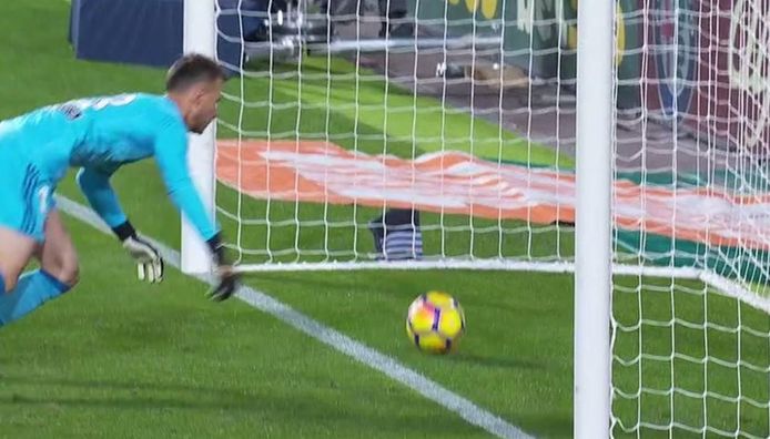 Doelman Neto wil de bal nog uit zijn kooi ranselen, maar het leer overschrijdt de doellijn. Barcelona werd zo een geldig doelpunt ontnomen.